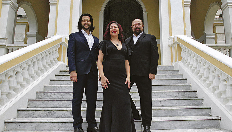 O time de solistas deste ano é formado por Max Petronio, que participou do programa “Jovens Talentos”, do Raul Gil; Lício Bruno, artista com carreira internacional como cantor de ópera; e Adalgisa Rosa, também responsável pela direção artística do espetáculo (Foto: Dayana Souza / AT)