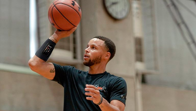 MidiaNews  Nudes do jogador de basquete Stephen Curry vazam na internet