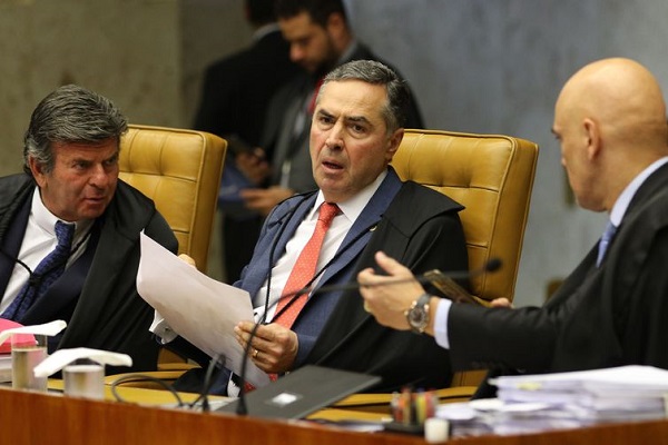 Ministros conversam durante julgamento (Foto: Arquivo/Agência Brasil)