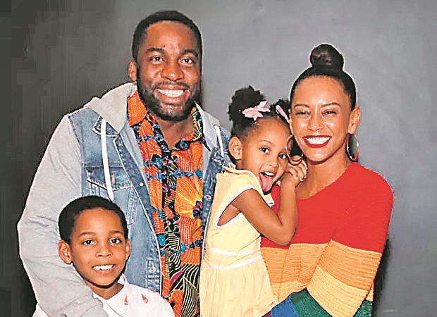 Taís com o marido Lázaro Ramos e os filhos, João Vicente e Maria Antônia (Foto: Agnews)