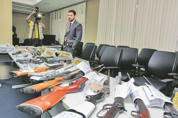 Armamento apreendido durante operação da Delegacia Especializada em Armas, Munições e Explosivos (Foto: Fábio Nunes/AT)