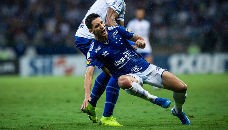 Thiago Neves, na marcação de jogador do CSA (Foto: Bruno Haddad/Cruzeiro)