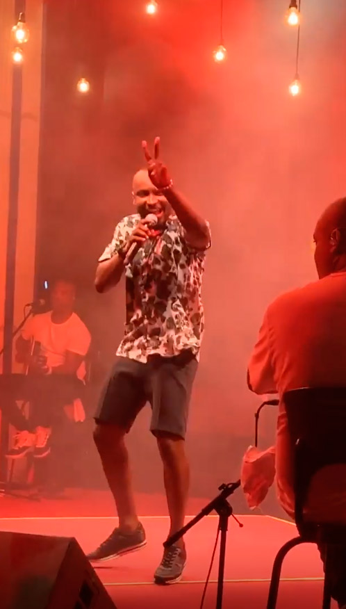 Thiaguinho durante o show desta sexta em Guarapari (Foto: Reprodução / Instagram)