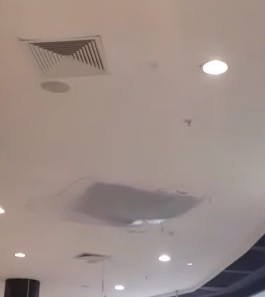 Um shopping em Vila Velha registrou vazamento no teto (Foto: Márcio Araujo)