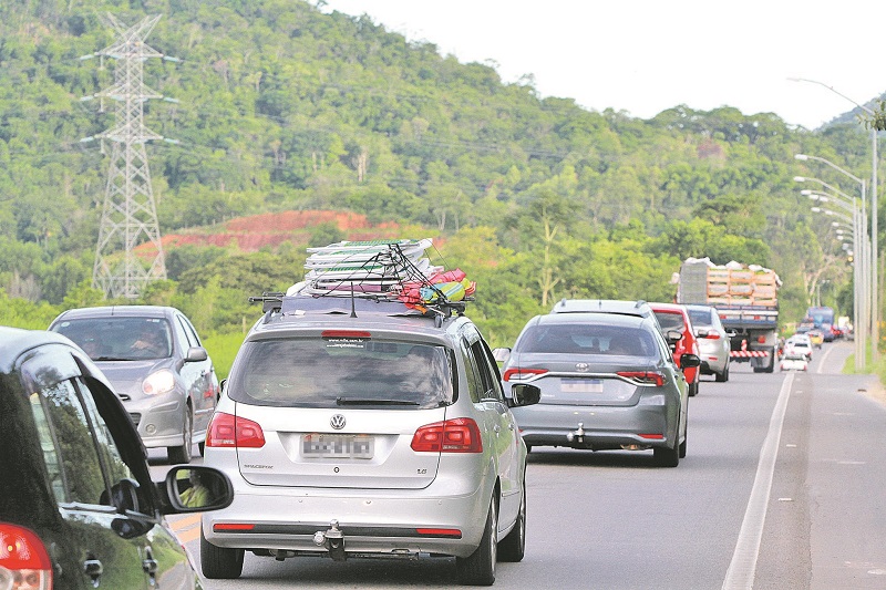Movimento de veículos na BR-262: estimativa é de que o Estado receba 2 milhões de turistas durante a temporada (Foto: Leone Iglesias/ AT)