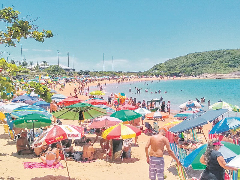 Praia da Bacutia, em Guarapari: durante o verão, banhistas terão de se adequar às regras de convivência determinadas pela prefeitura (Foto: Roberta Bourguignon)