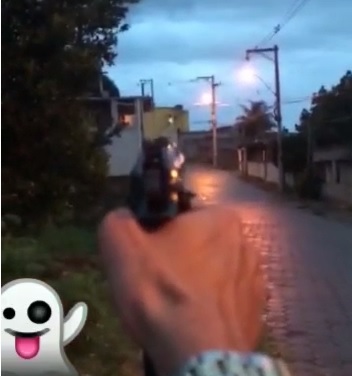 Vídeo em que criminosos aparecem atirando, em Cariacica, está sendo compartilhado em grupos de WhatsApp. (Foto: Reprodução de vídeo)