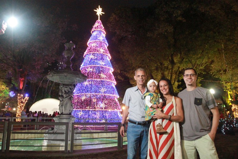 Chelston Amorim visitou a Vila do Papai Noel acompanhado da filha,Leticia Covre Amorim, da neta Luiza e do genro Felipe Siqueira. (Foto: Leone Iglesias/AT)