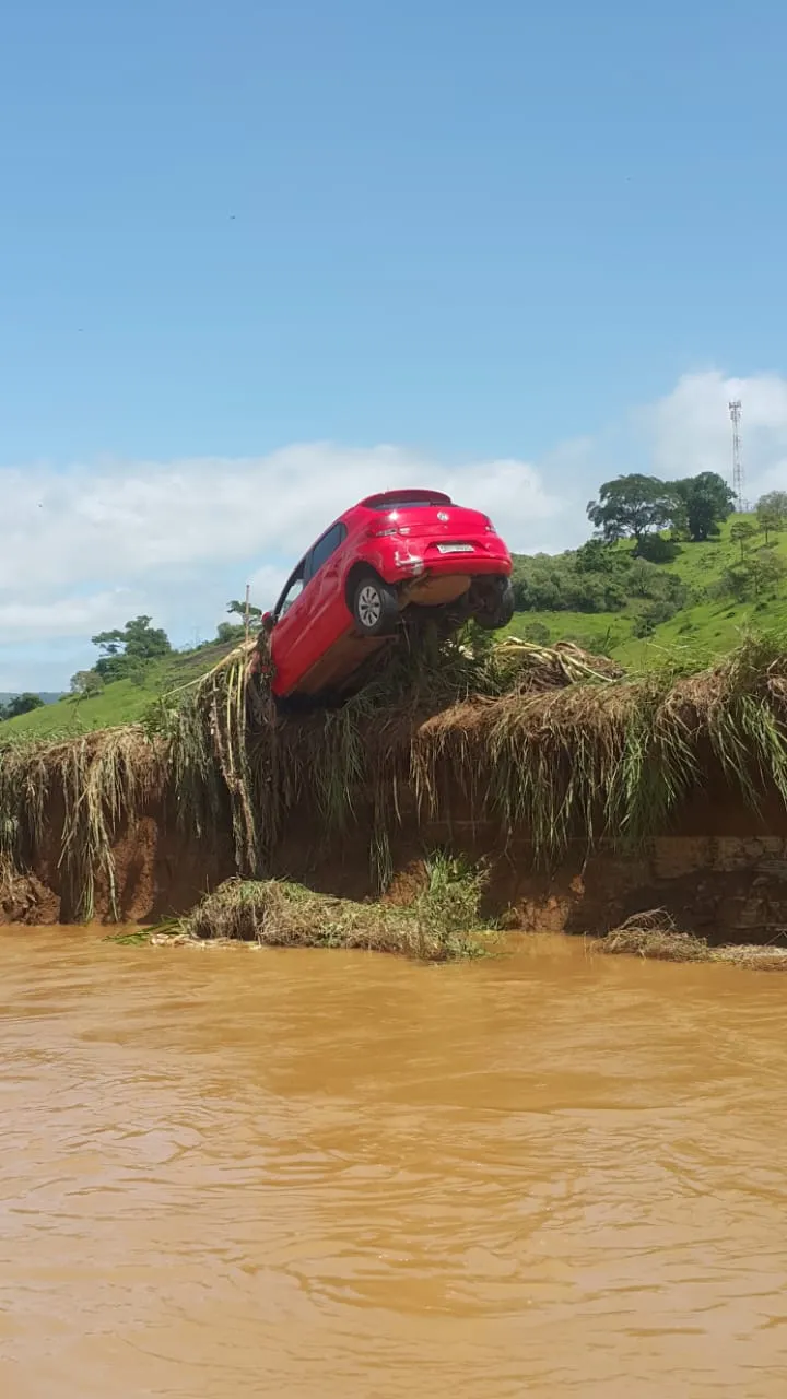 Carro está pendurado em trecho do rio entre Iconha e Piúma