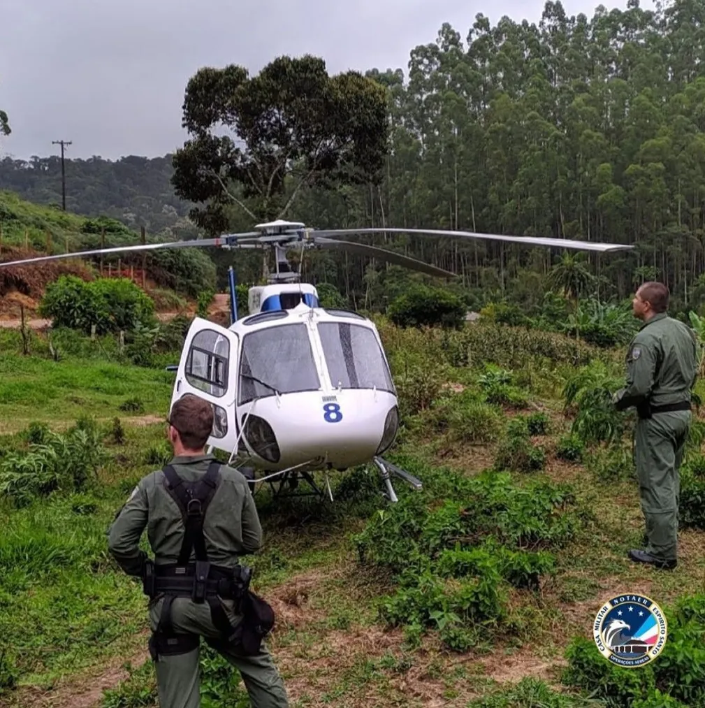 Imagem ilustrativa da imagem De helicóptero, bombeiros levam doações a locais isolados no Sul do Estado. Veja fotos