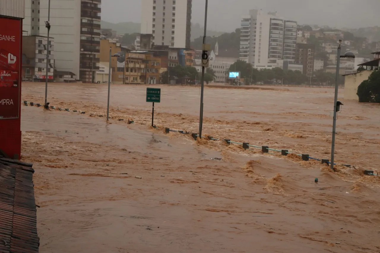 Rio transbordou e alagou a avenida Beira Rio