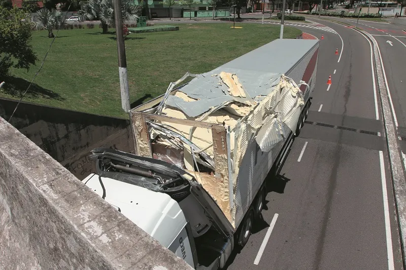 Imagem ilustrativa da imagem Caminhão fica destruído ao bater em viaduto de Vitória