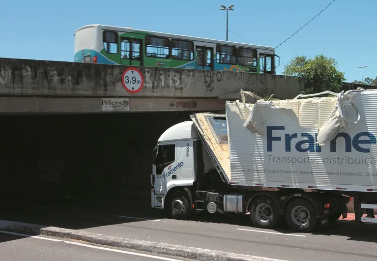 Imagem ilustrativa da imagem Caminhão fica destruído ao bater em viaduto de Vitória