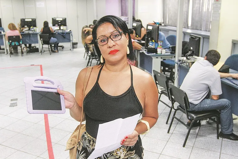 Evelin Gomes de Sales procurou o Procon Estadual após o tablet que presenteou a filha apresentar defeitos