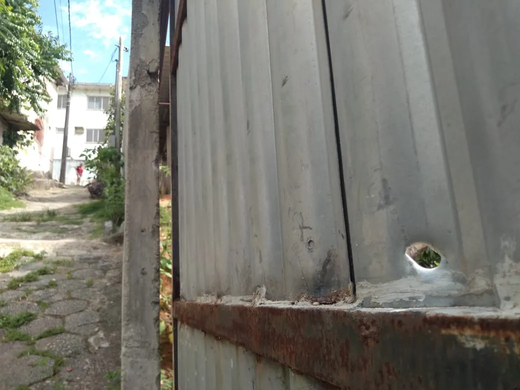 Imagem ilustrativa da imagem Instalador é baleado após suspeitos invadirem casa
