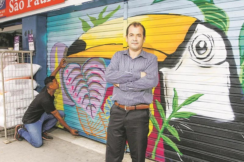 Imagem ilustrativa da imagem Arte na porta de 100 lojas no Centro. Assista ao vídeo