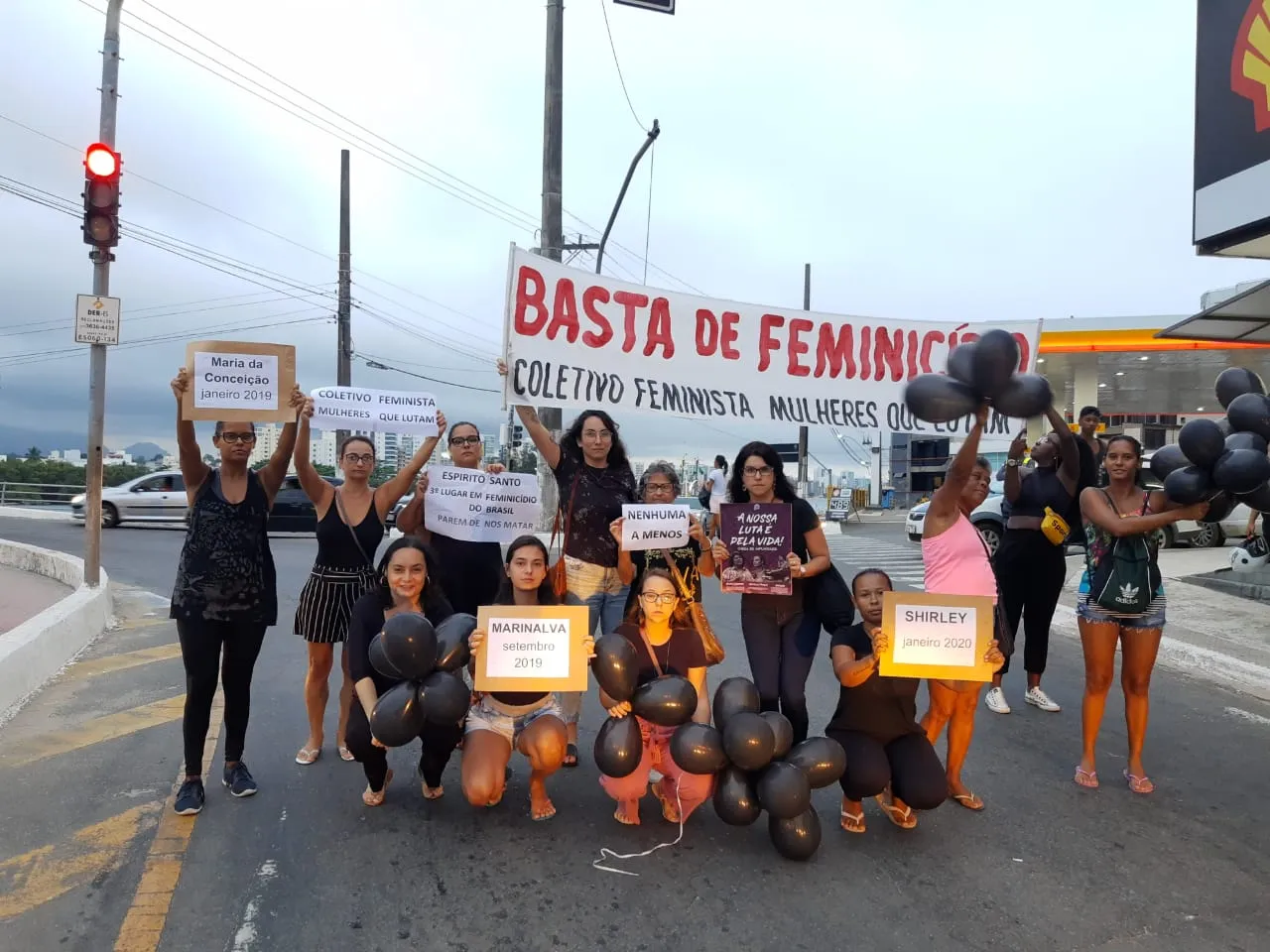 Grupo de mulheres e parentes da vítima foi para ruas do centro de Guarapari pedir o fim da violência contra a mulher