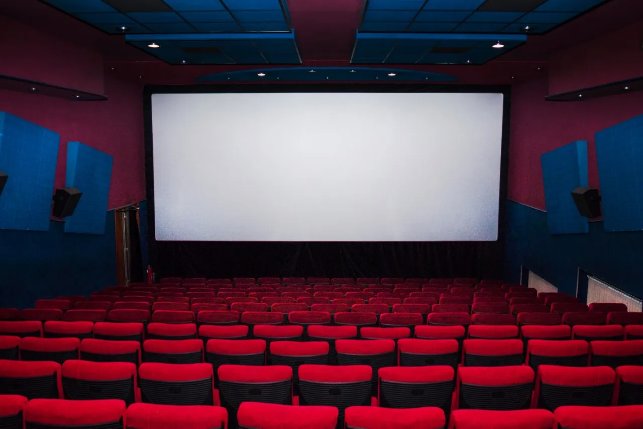 Imagem ilustrativa da imagem Cinemas e teatros reabrem a partir desta segunda. Veja as regras