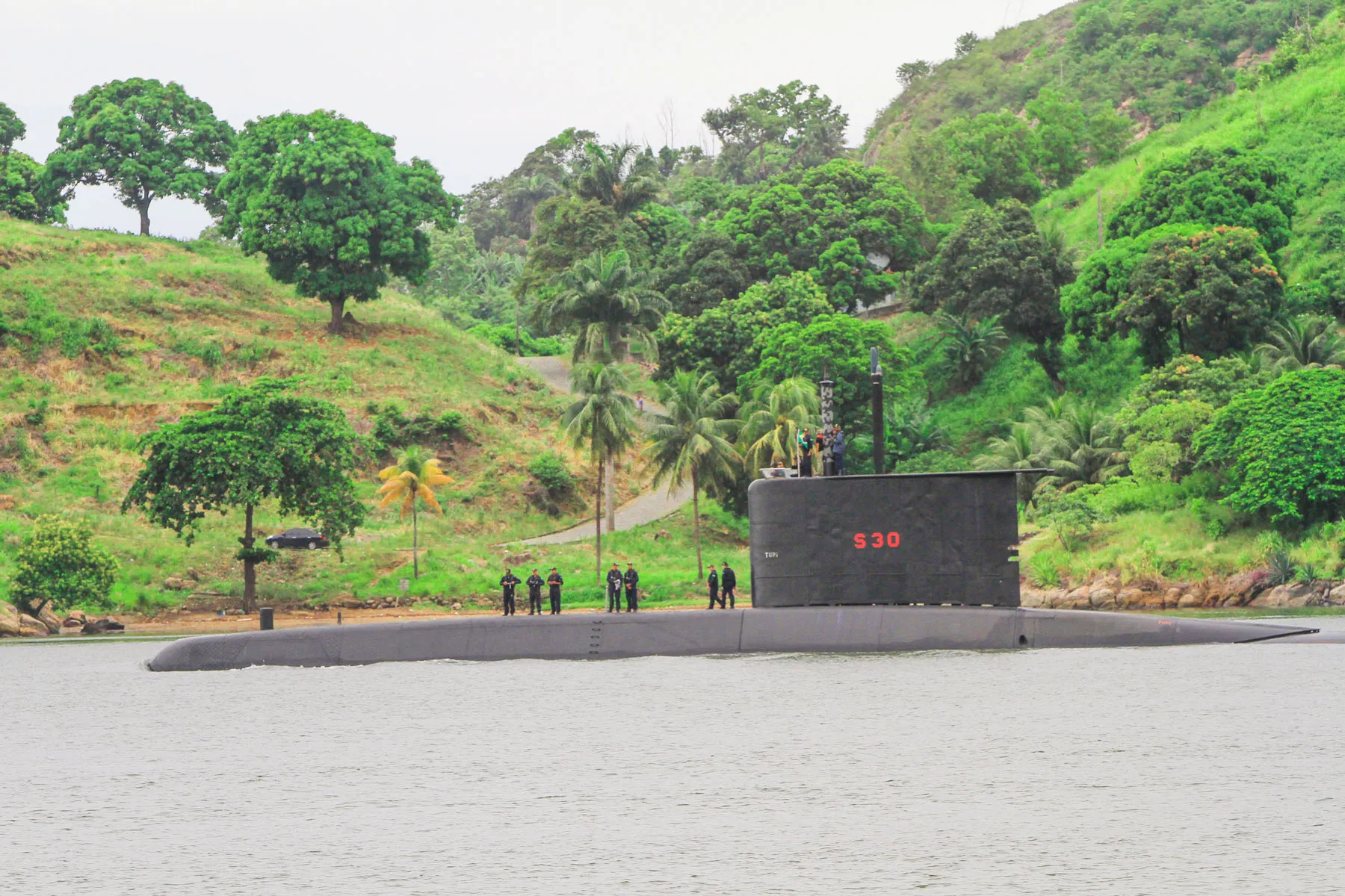 Flagra de submarino passando na baía de Vitória