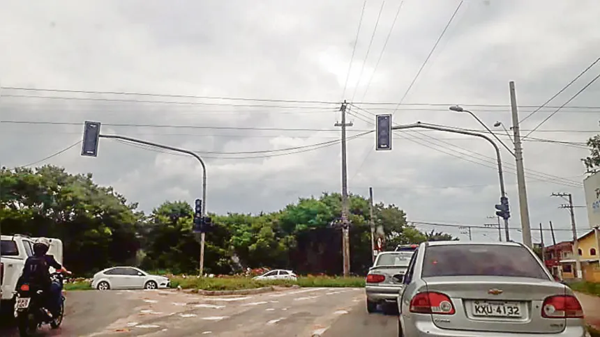Semáforos no cruzamento das rodovias Leste-Oeste e Darly Santos, em Vila Velha, ficaram desligados