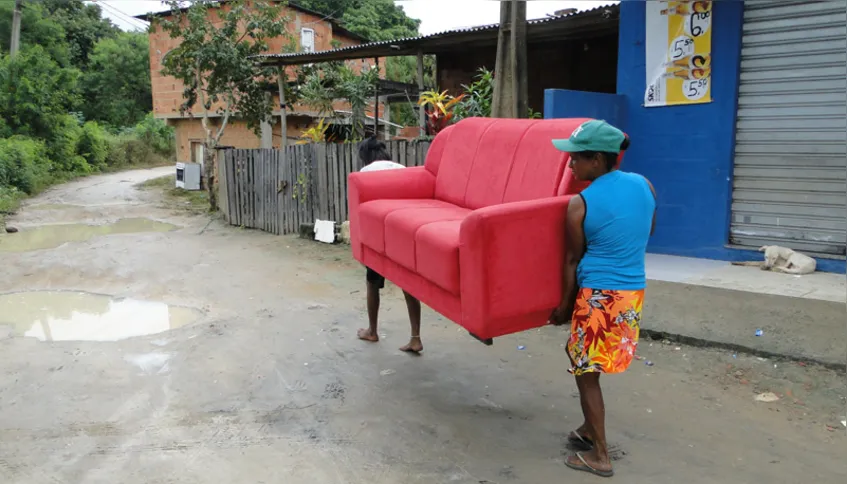 Moradores retiram móveis do bairro Olaria, que já tem casas alagadas
