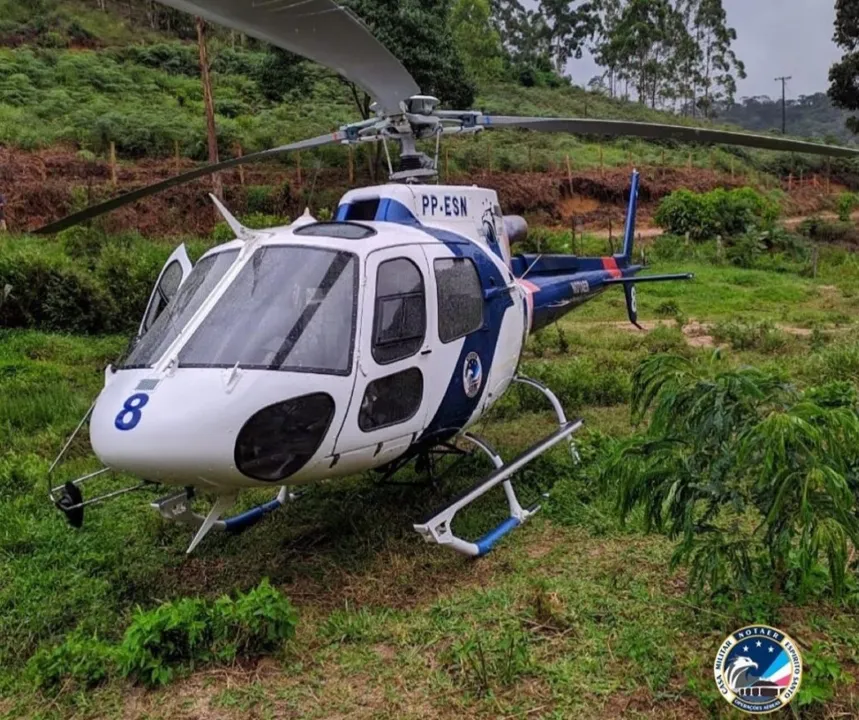 Imagem ilustrativa da imagem De helicóptero, bombeiros levam doações a locais isolados no Sul do Estado. Veja fotos