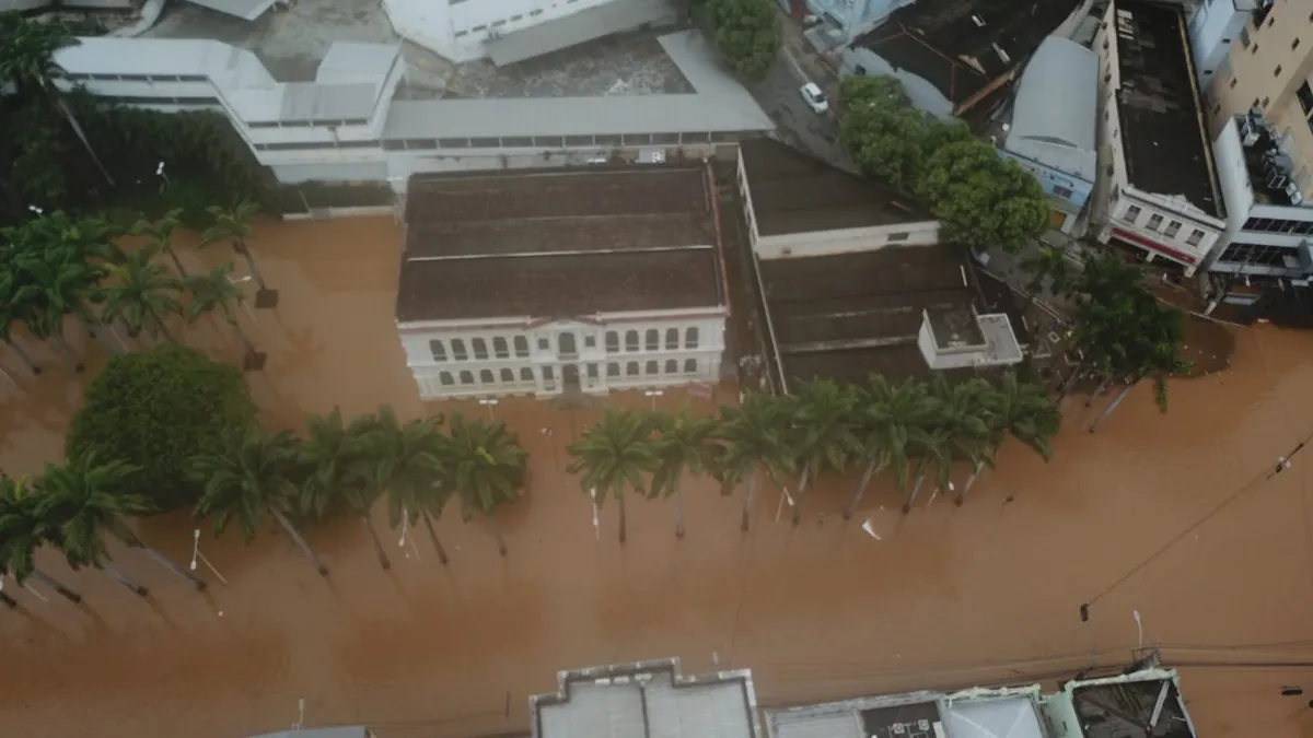 Imagem ilustrativa da imagem FOTOS | Ruas de Cachoeiro de Itapemirim continuam alagadas neste domingo