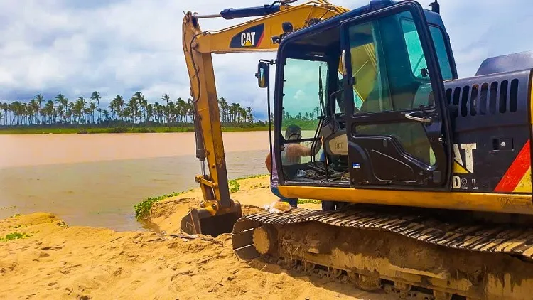 Imagem ilustrativa da imagem Canal é aberto em lagoa para escoar água do Rio Doce após cheia