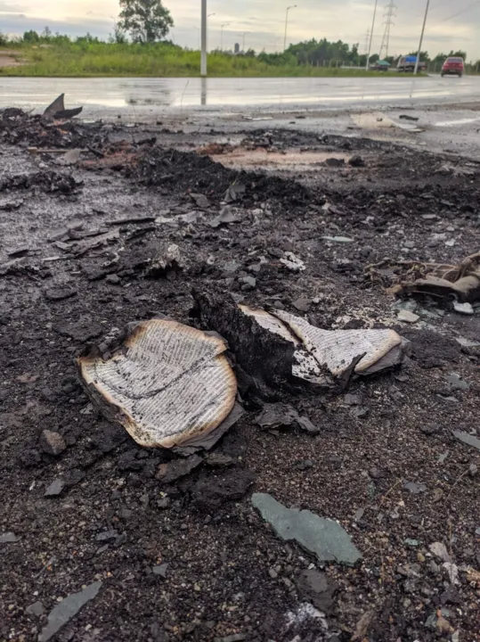 Imagem ilustrativa da imagem Carro pega fogo após ser atingido por tiros na Leste Oeste