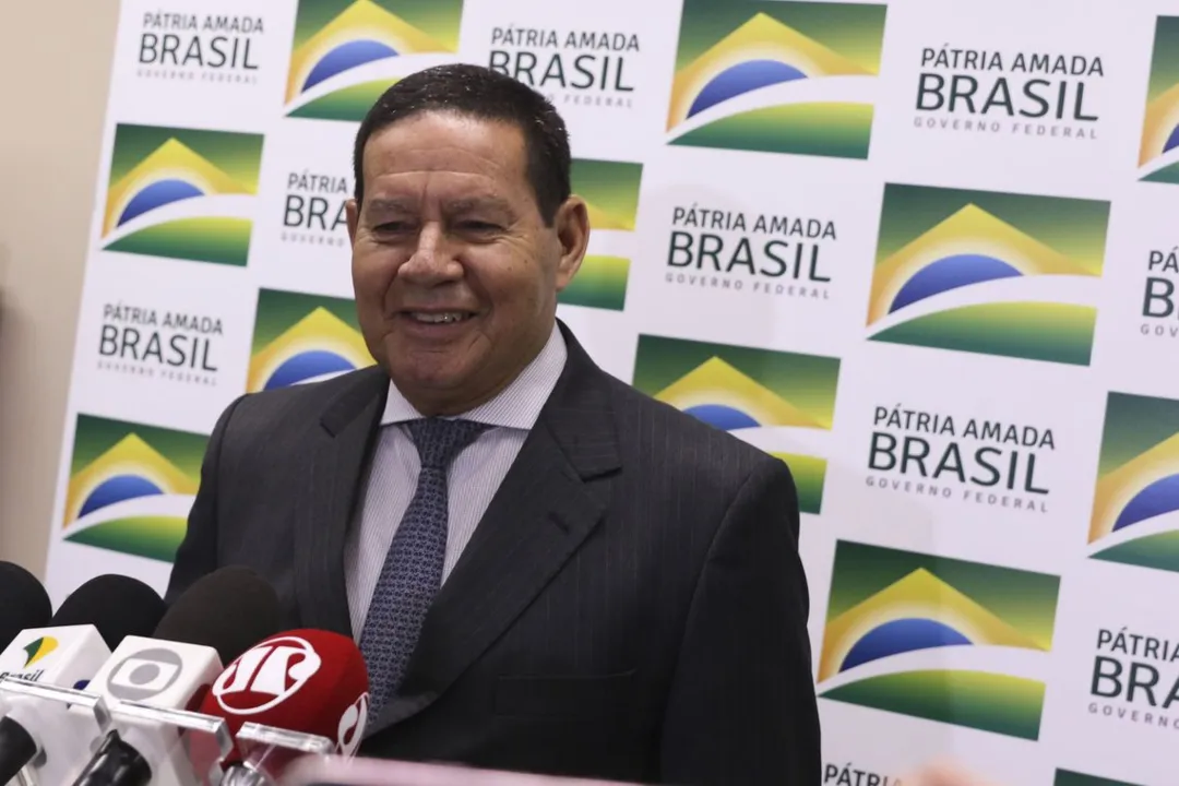 Imagem ilustrativa da imagem Novo exame de Mourão dá negativo para coronavírus, e vice deixará isolamento