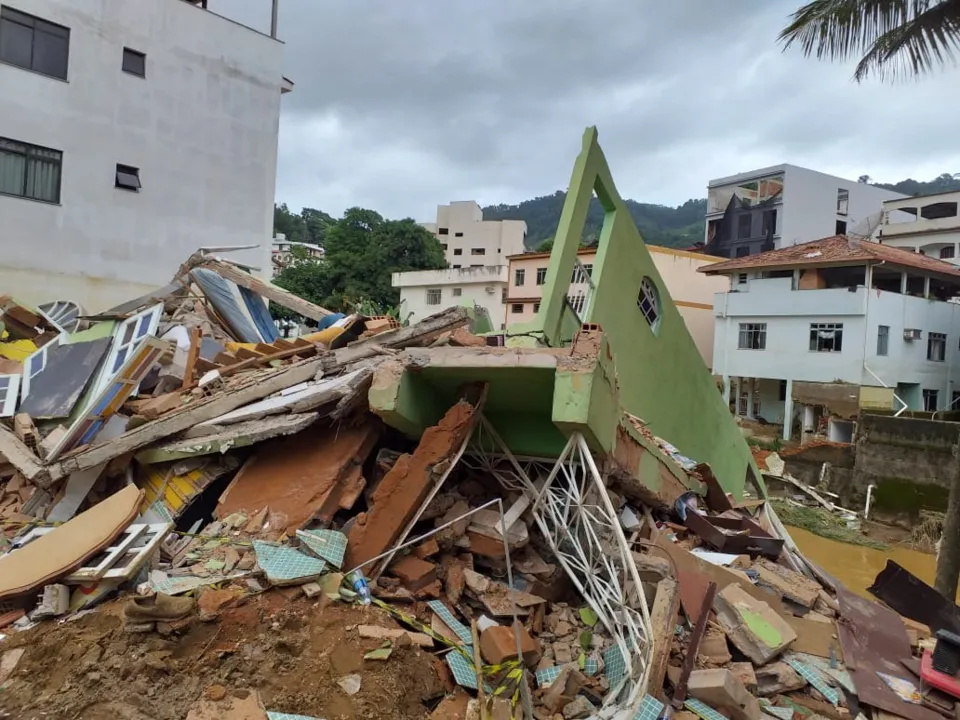 Imagem ilustrativa da imagem Mais de 300 casas e 100 pontes foram destruídas pelas chuvas no Estado