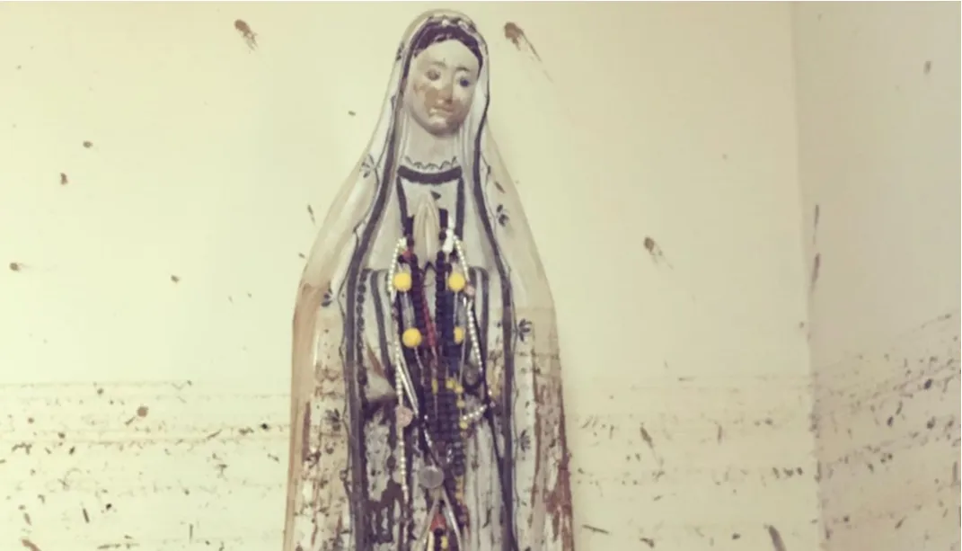 Imagem ilustrativa da imagem VÍDEO | Santa é encontrada intacta dentro de casa destruída pela enchente