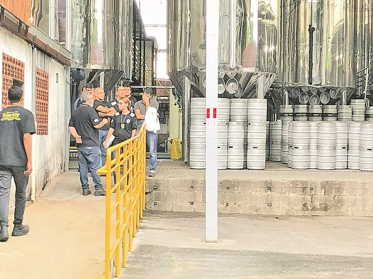 Imagem ilustrativa da imagem Supermercados capixabas recolhem cerveja de prateleiras após doença misteriosa