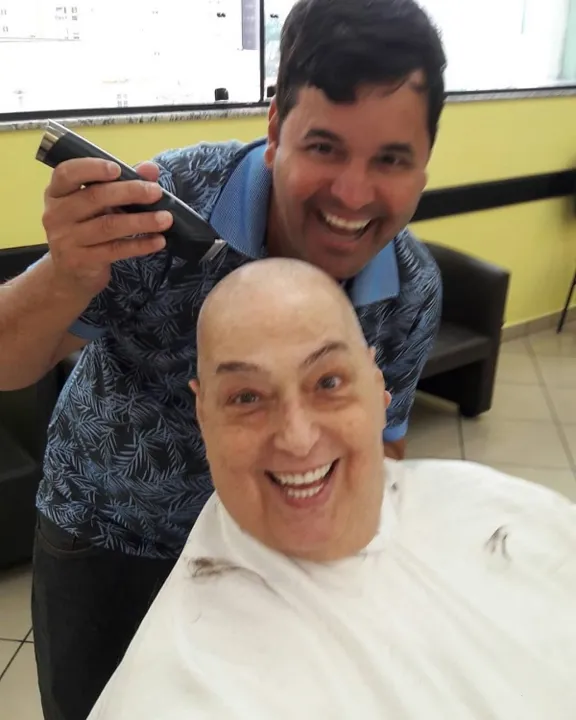 Imagem ilustrativa da imagem Mamma Bruschetta posta foto raspando a cabeça em rede social