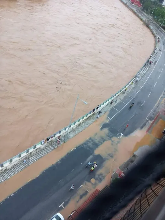 Imagem ilustrativa da imagem Rio em Cachoeiro de Itapemirim sobe e prefeitura alerta moradores