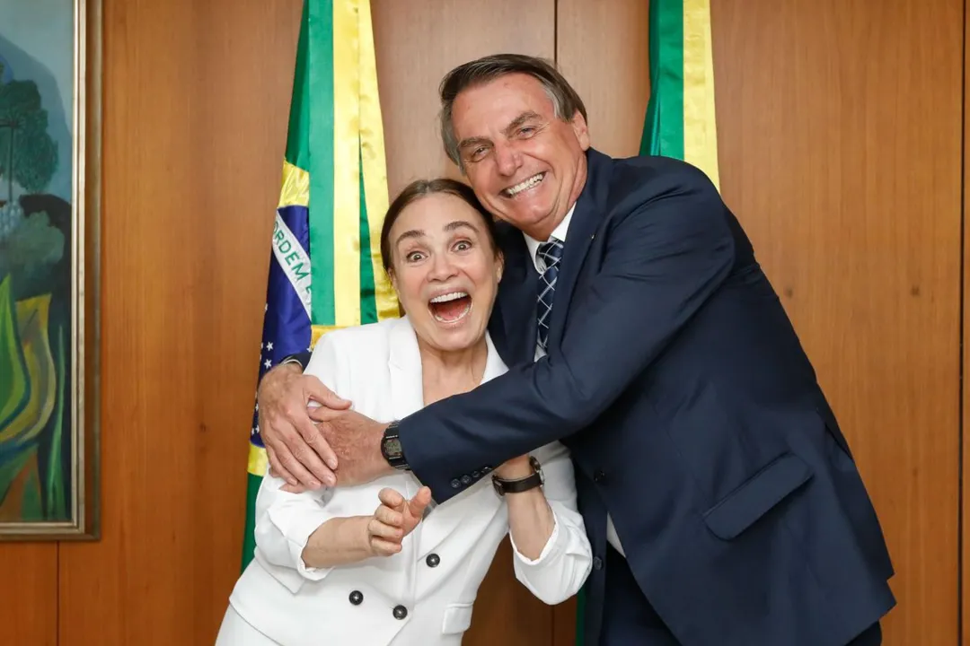 Imagem ilustrativa da imagem Regina Duarte está adaptada, "parece que já está no governo", diz Bolsonaro