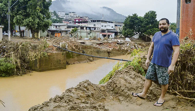 Imagem ilustrativa da imagem Iconha: Vendedor atravessa ponte com água na cintura para socorrer a família