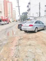 Imagem ilustrativa da imagem Calçada ocupada por veículos