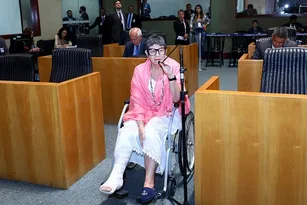 Imagem ilustrativa da imagem Deputada quebra a perna em acidente doméstico