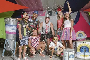 Imagem ilustrativa da imagem Pais e filhos unidos na folia de Carnaval