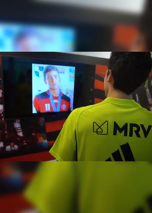 Imagem ilustrativa da imagem VÍDEO | É oficial: Flamengo anuncia volta do atacante Pedro