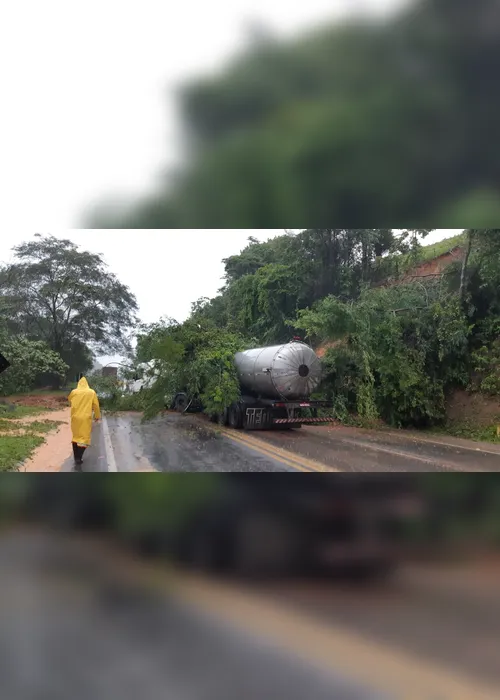 Imagem ilustrativa da imagem Quedas de barreiras interditam rodovias federais no Estado. Veja os trechos
