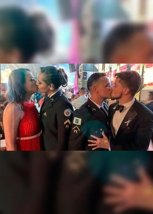 Imagem ilustrativa da imagem Beijo gay em formatura da Polícia Militar causa revolta
