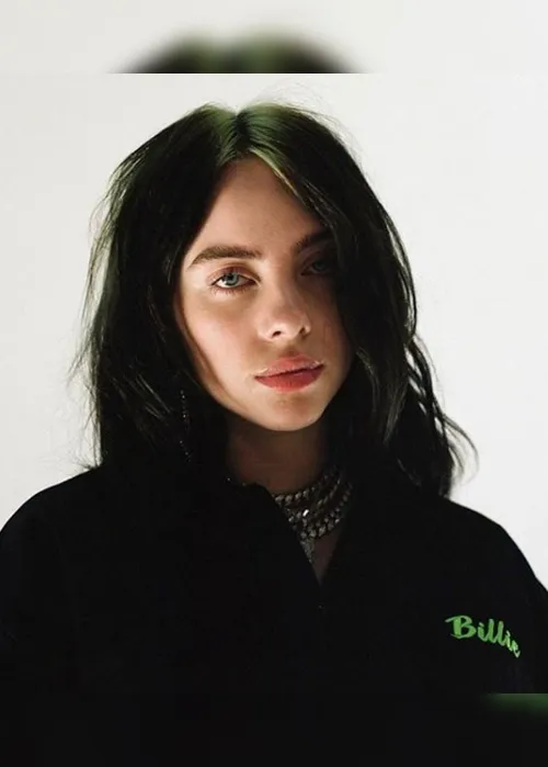 Imagem ilustrativa da imagem Billie Eilish é a 1ª mulher a vencer, de uma só vez, os maiores prêmios do Grammy