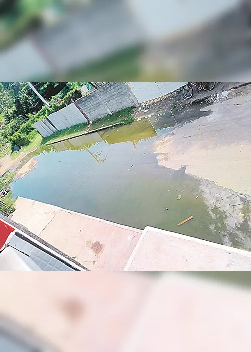 
          Imagem ilustrativa da imagem Água não escoa e isola casas
          