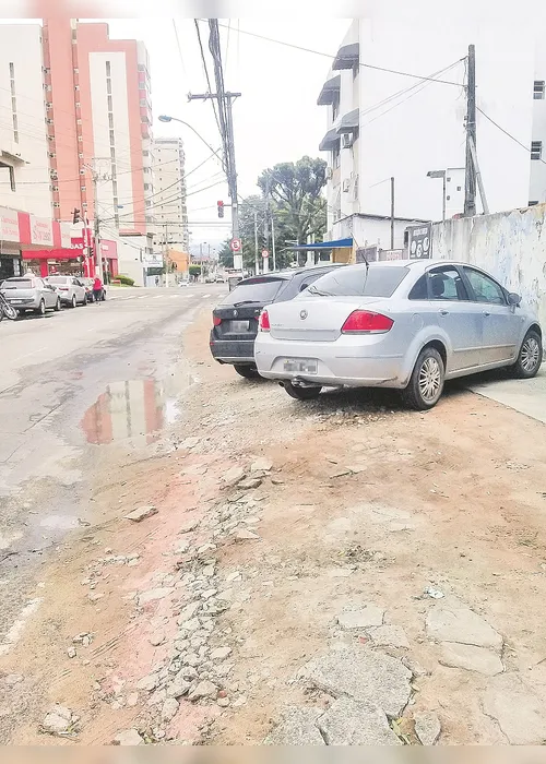 
          Imagem ilustrativa da imagem Calçada ocupada por veículos
          