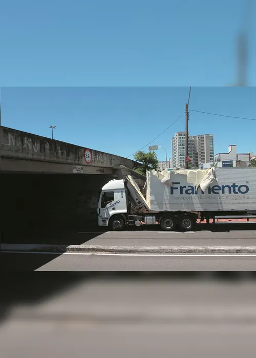 Imagem ilustrativa da imagem Caminhão fica destruído ao bater em viaduto de Vitória