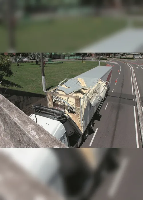 Imagem ilustrativa da imagem Caminhão fica destruído ao bater em viaduto de Vitória
