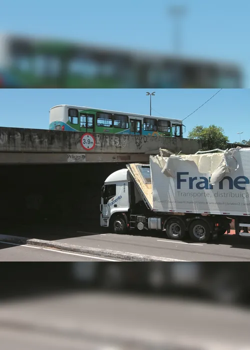 Imagem ilustrativa da imagem Caminhão fica destruído ao bater em viaduto de Vitória