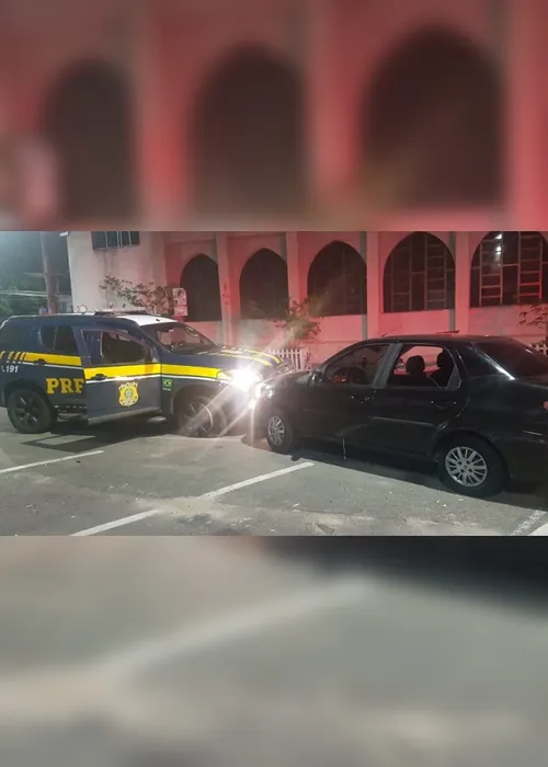 Imagem ilustrativa da imagem Mulher se joga de carro após motorista fugir da polícia